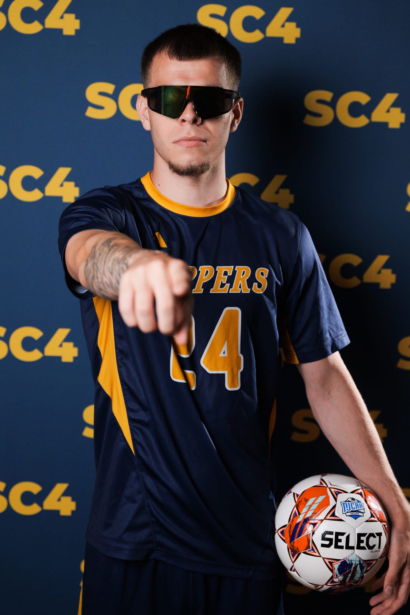 Joueur Next Player avec un ballon au media day de son équipe de soccer universitaire aux USA