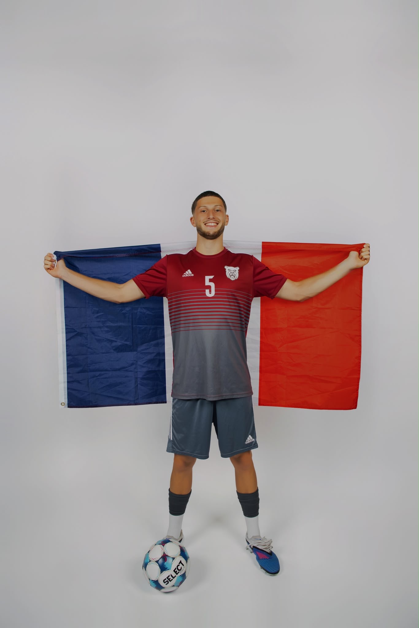 Joueur Next Player avec le drapeau français au media day de son équipe de soccer universitaire