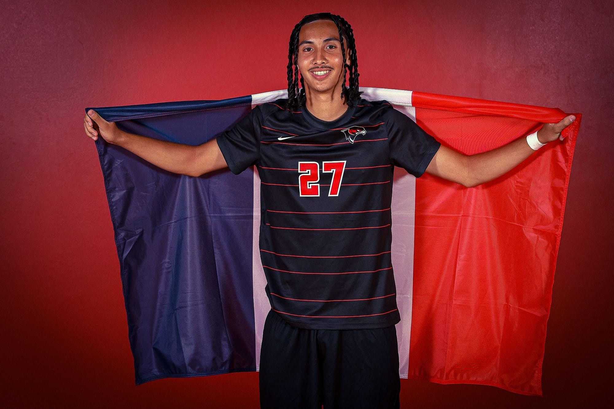 Joueur Next Player drapé dans le drapeau français, en maillot de son université américaine