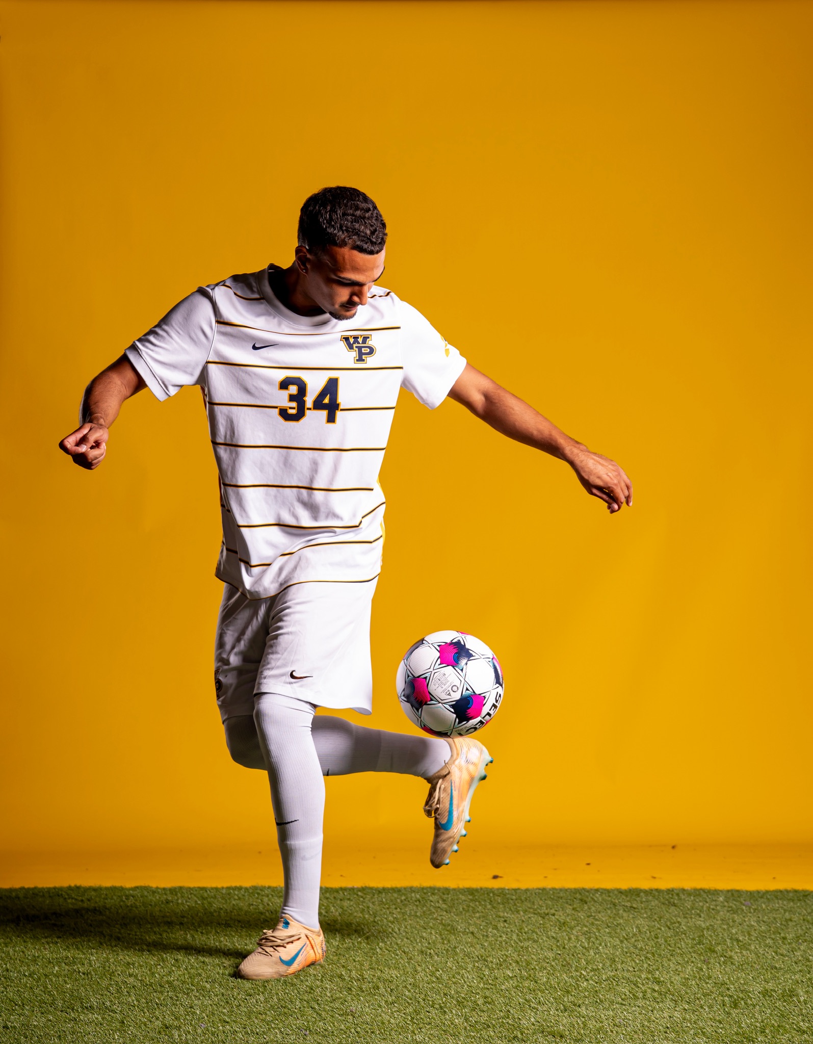 Joueur Next Player jongle avec le ballon au media day de son université aux États-Unis
