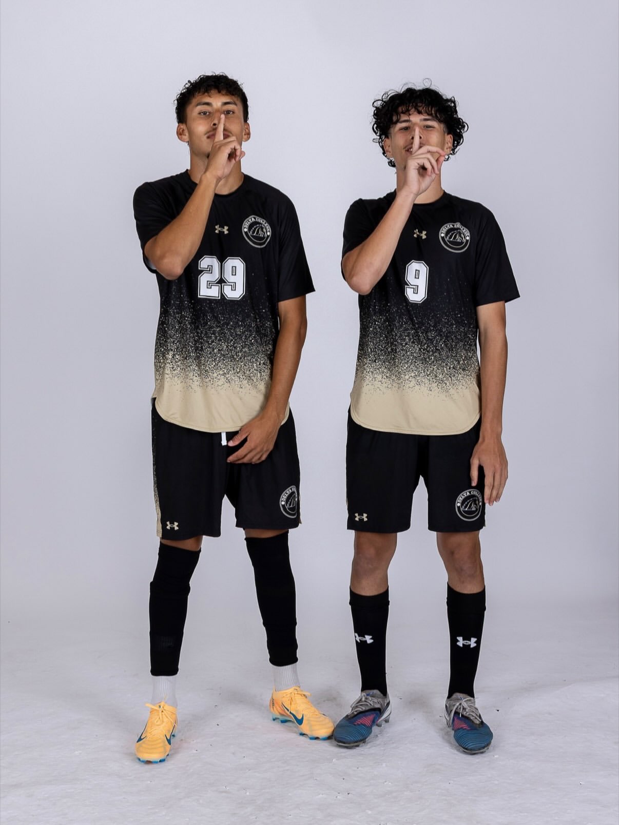 Deux joueurs Next Player en maillot de leur équipe de soccer universitaire