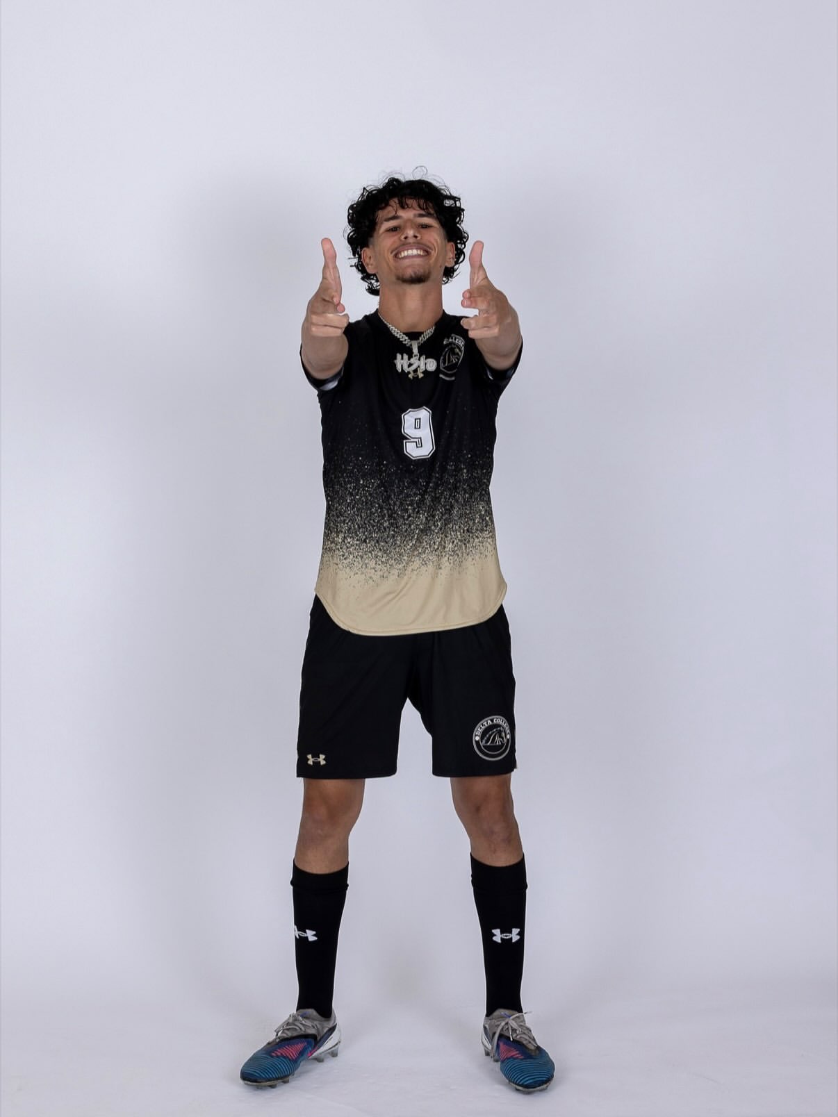 Joueur Next Player en maillot de son université américaine, pouces levés